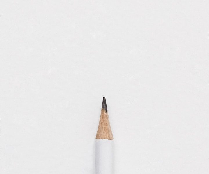 Weißer Bleistift auf weißem Hintergrund, Spitze nach oben zeigend.